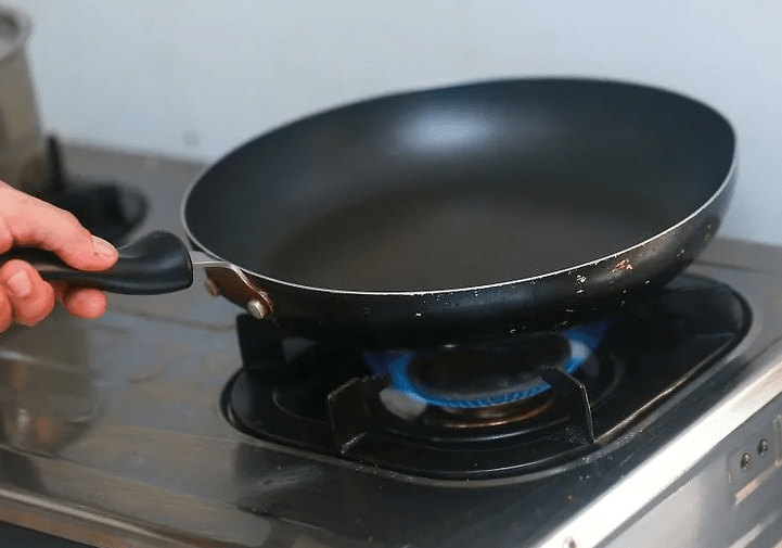 продукты следует выкладывать на раскаленное дно