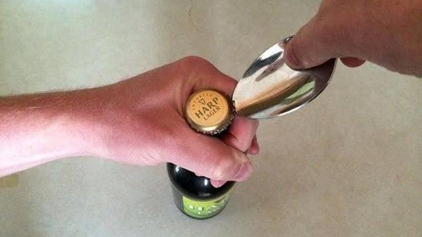 Как открыть бутылку пива с открывалкой и без?